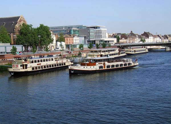 057 Maastricht, vanaf het water & het land